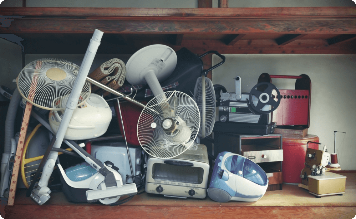 不用品が残った部屋の画像